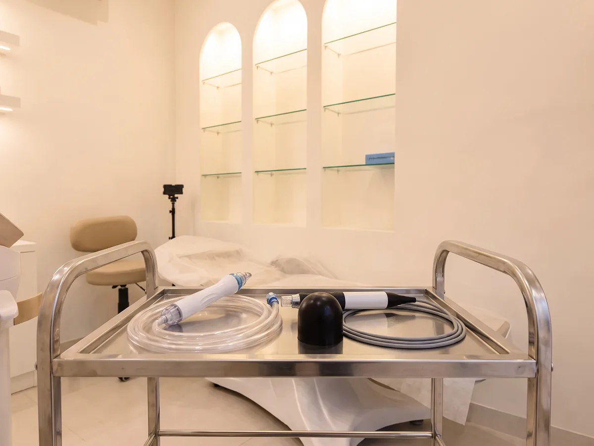 Hydrafacial vs Carbon Facial in Jaipur: HydraFacial tip beside the carbon laser handpiece | AI Aesthetics, C-Scheme